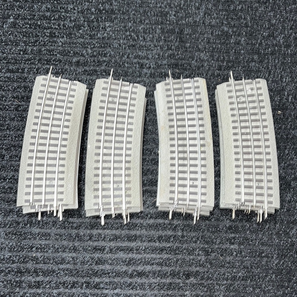 16 Pieces of Lionel 084 Fastrack Train Track